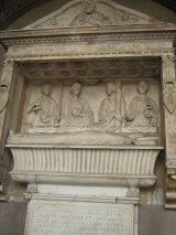 chiostro di San Giacomo - sepolcro del vescovo Costantino Castriota Scanderbeg